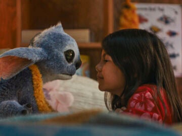 MADRID, 22/05/2025.- Fotograma en el que aparecen el personaje de ficci&oacute;n Stitch (i) y la joven actriz Maia Kealoha (d) como Lilo en la pel&iacute;cula de acci&oacute;n real de Disney, Lilo & Stitch. Reinterpretaci&oacute;n en acci&oacute;n real del cl&aacute;sico animado de Disney de 2002, cuenta la historia divertida y conmovedora de una ni&ntilde;a hawaiana y un alien&iacute;gena fugitivo -creado en este caso por ordenador- que la ayuda a reconstruir su familia tras el fallecimiento de sus padres. EFE/ Disney SOLO USO EDITORIAL/SOLO DISP...