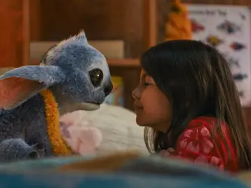 'Lilo y Stitch' MADRID, 22/05/2025.- Fotograma en el que aparecen el personaje de ficción Stitch (i) y la joven actriz Maia Kealoha (d) como Lilo en la película de acción real de Disney, Lilo & Stitch. Reinterpretación en acción real del clásico animado de Disney de 2002, cuenta la historia divertida y conmovedora de una niña hawaiana y un alienígena fugitivo -creado en este caso por ordenador- que la ayuda a reconstruir su familia tras el fallecimiento de sus padres. EFE/ Disney SOLO USO EDITORIAL/SOLO DISP...