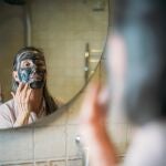 Mujer 50+ haciéndose el skin care.