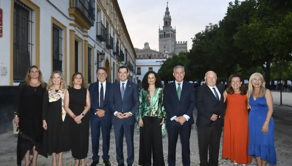 Los organizadores del XXX Premio Fernando Lara con las autoridades institucionales.