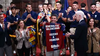 Cientos de aficionados reciben al recién ascendido Levante UD VALENCIA, 26/05/2025.- El president de la Generalitat, Carlos Mazón, muestra la camiseta conmemorativa que le ha entregado el presidente del Levante UD, Pablo Sánchez (dcha), durante la recepción a la plantilla y el cuerpo técnico y directivo del equipo ascendido a Primera División tras la penúltima jornada de Segunda División. EFE/Biel Aliño