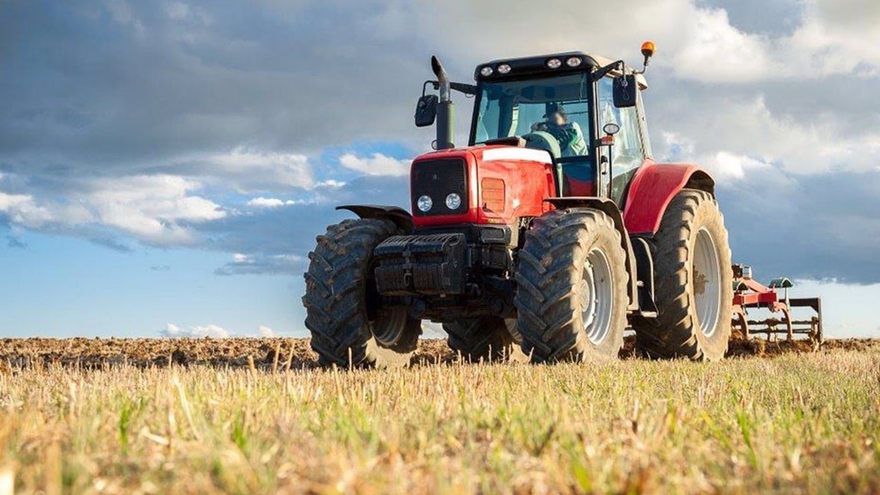 Muere un hombre atrapado bajo su tractor en una finca de O Saviñao (Lugo)