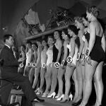 Eric Morley charla con las concursantes en la edición inaugural de Miss Mundo