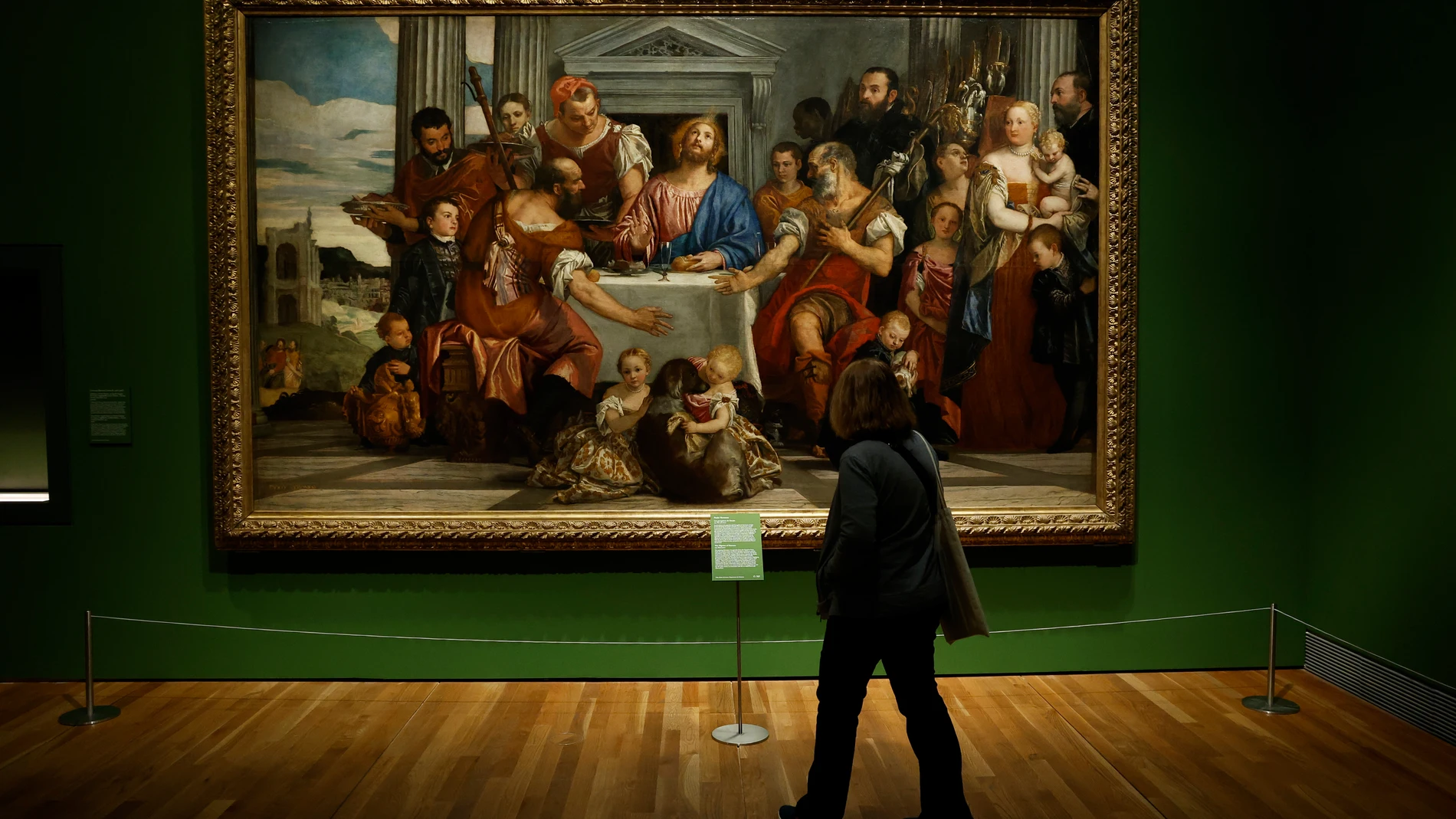 MADRID, 26/05/2025.- Un hombre contempla la obra de Paolo Veronese 'Los peregrinos de Emaús', este lunes en el Museo del Prado. El Museo Nacional del Prado presenta “Paolo Veronese (1528-1588)”, la primera gran exposición monográfica en España del artista italiano, que mostrará más de cien obras procedentes de instituciones internacionales. EFE/Chema Moya
