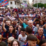 El Levante ‘tiñe’ València de azulgrana para celebrar su vuelta a Primera