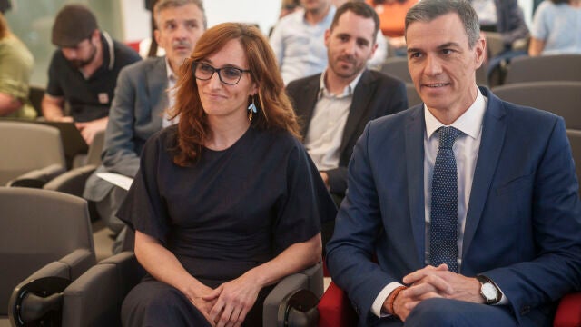 El presidente del Gobierno, Pedro Sánchez, junto a la ministra de Sanidad, Mónica García, en un acto celebrado