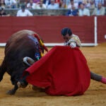 El torero Juan Ortega lidia un toro este domingo, durante la segunda corrida del abono de la feria taurina de Nuestra Señora de la Salud en Córdoba. 
