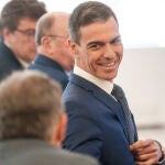 El presidente del Gobierno, Pedro Sánchez, junto a la ministra de Sanidad, Mónica García, en un acto celebrado