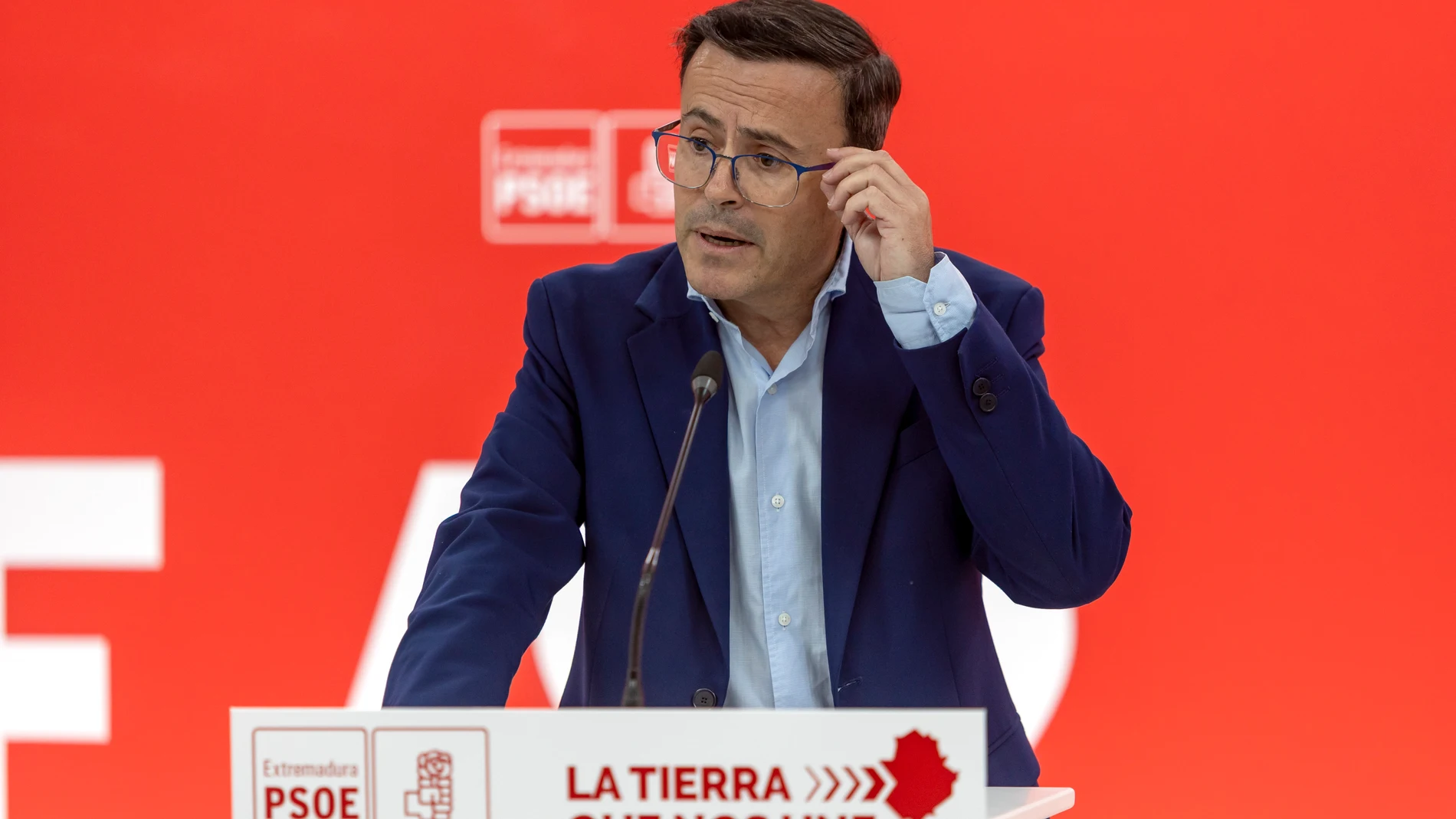 MÉRIDA (BADAJOZ), 26/05/2025.- El secretario general del PSOE extremeño, Miguel Angel Gallardo, ha anunciado que dejará la presidencia de la Diputación de Badajoz así como su cargo de concejal en el Ayuntamiento de Villanueva de la Serena y también ha comunicado que ha trasladado a la presidenta de la Asamblea, Blanca Martín, la apertura de un debate para modificar, de acuerdo con el PP, el Estatuto de Autonomía en lo concerniente a la figura del aforamiento de los 65 diputados y los miembros...