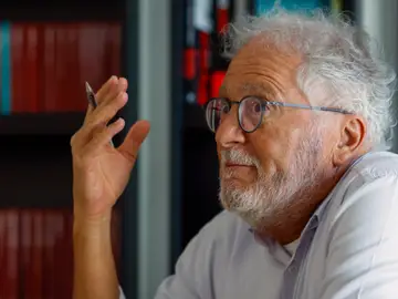 Héctor Abad Faciolince presenta 'Ahora y en la hora' MADRID, 26/05/2025.- El 27 de junio de 2023 el escritor colombiano Héctor Abad Faciolince (en la imagen), autor de 'El olvido que seremos', sobrevivió a un ataque ruso durante un viaje solidario a Ucrania que dejó trece muertos, una experiencia sobre la que reflexiona en 'Ahora y en la hora' y de la que habla con EFE en su presentación en España. EFE/ J.J. Guillén