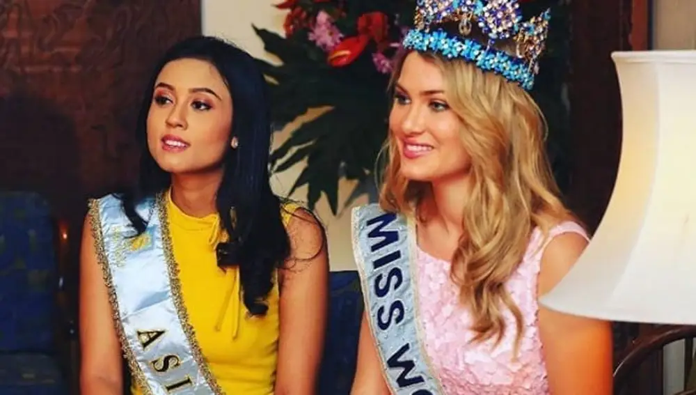 Mireia Lalaguna participa en un acto oficial como Miss Mundo acompañada por Miss Indonesia, Maria Harfanti