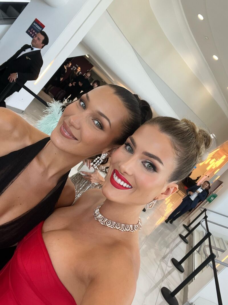 Mireia Lalaguna junto a Bella Hadid durante el Festival de Cannes de 2024