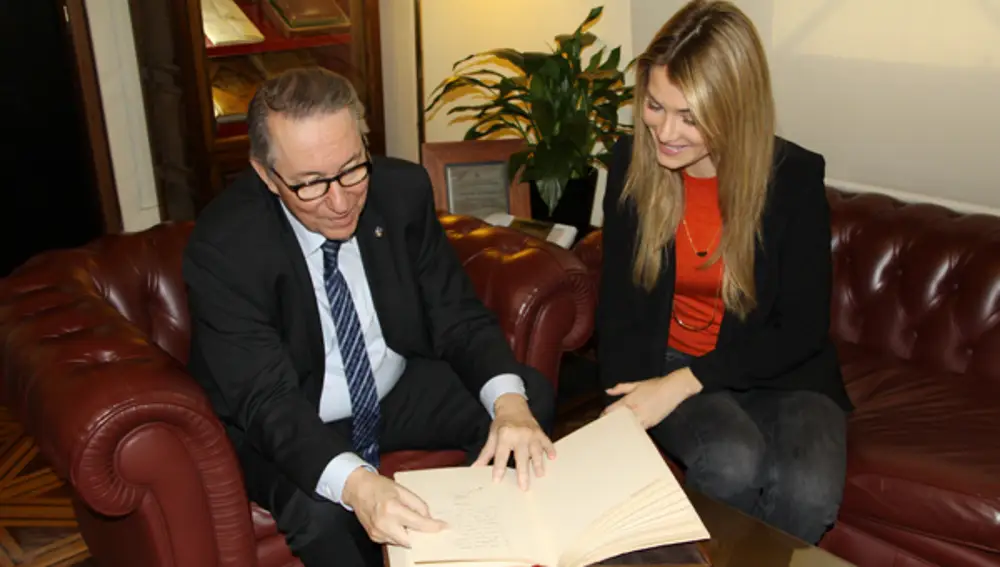 Mireia Lalaguna firma el libro de honor de la Universidad de Barcelona en presencia del por aquel entonces rector, Dídac Ramírez