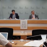El consejero de Economía y Hacienda y portavoz, Carlos Fernández Carriedo, y el consejero de Movilidad y Transformación Digital, José Luis Sanz Merino, comparecen en rueda de prensa posterior al Consejo de Gobierno
