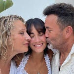 Aitana Ocaña junto a sus padres, Cosme y Belén