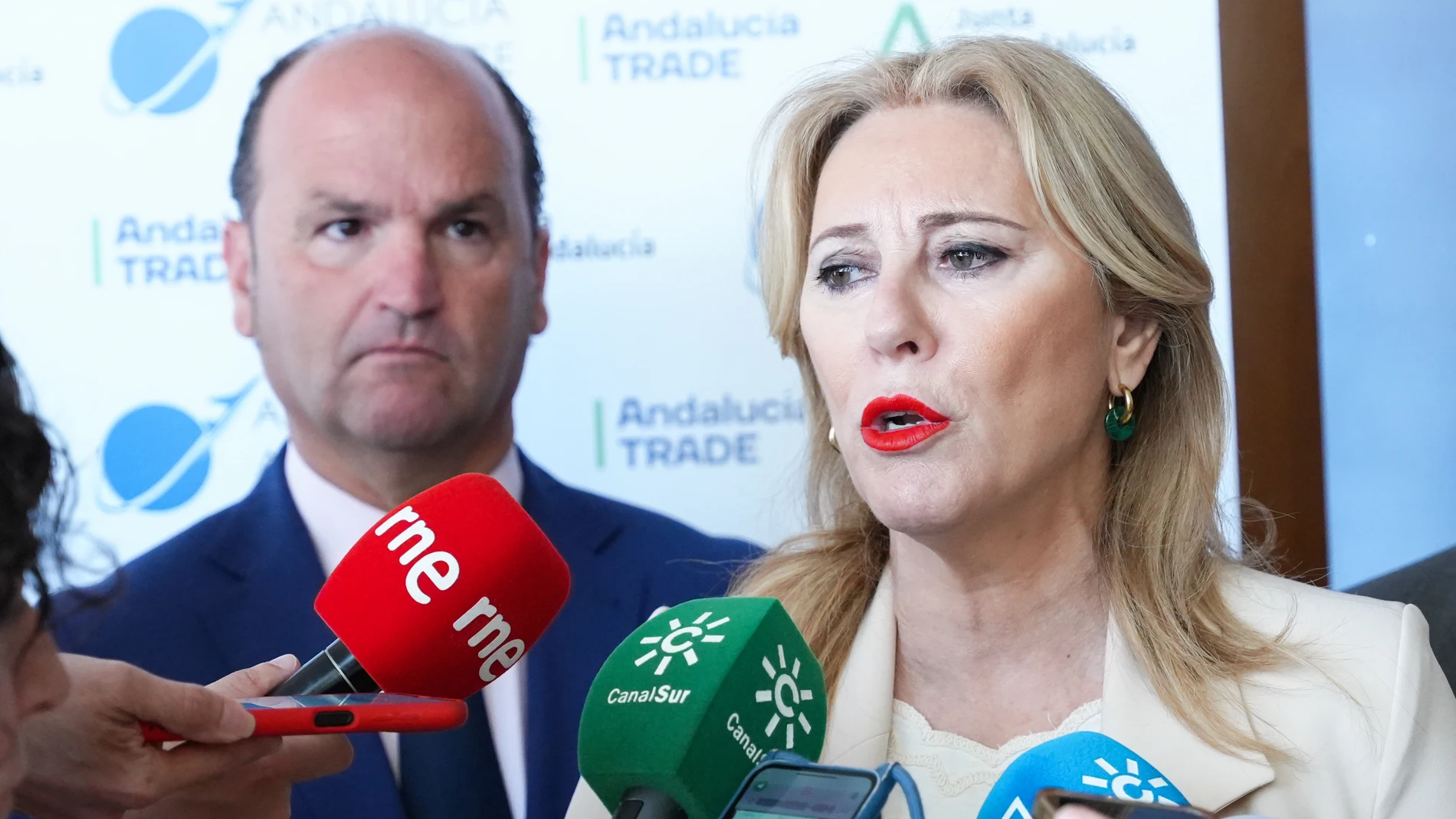 La consejera de Economía, Hacienda y Fondos Europeos y portavoz de la Junta de Andalucía, Carolina España, atiende a los medios de comunicación. A 29 de mayo de 2025, en La Rinconada (Sevilla, Andalucía, España). La consejera de Economía, Hacienda y Fondos Europeos y portavoz de la Junta de Andalucía, Carolina España, interviene en la inauguración de la jornada 'Andalucía Aero Day. Desafíos y respuestas de la industria aeroespacial andaluza'. 29 MAYO 2025 María José López / Europa Press 29...
