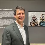 Rodolfo Romero junto a una de sus fotografías en la exposición