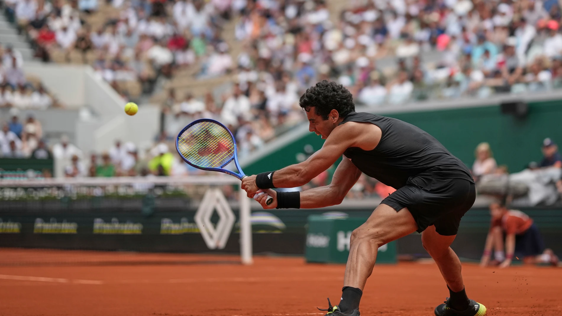 Spain's Jaume Munar returns the ball to France's Arthur Fils during their second round match of the French Tennis Open, at the Roland-Garros stadium, in Paris, Thursday, May 29, 2025. (AP Photo/Christophe Ena)