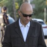 El funcionario Luis María Carrero Pérez, a su llegada a los juzgados