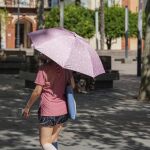 Una mujer resguardándose del sol