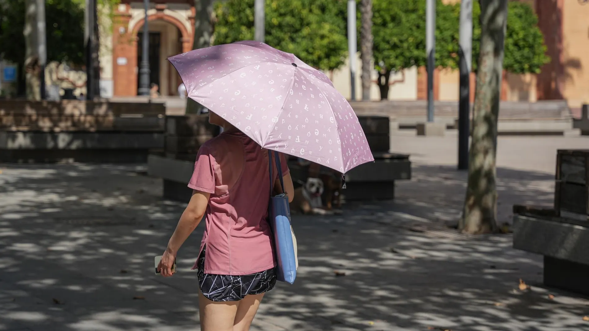 Una mujer resguardándose del sol