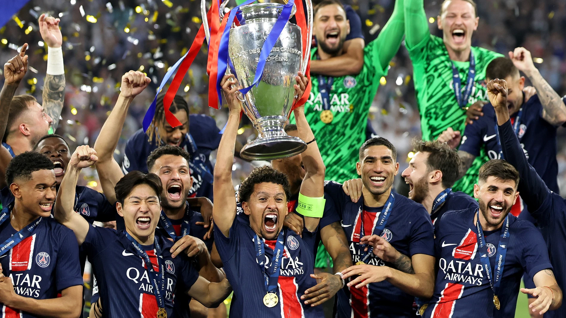 Munich (Germany), 31/05/2025.- PSG captain Marquinhos lifts the trophy after the team won the UEFA Champions League final between Paris Saint-Germain and Internazionale Milano in Munich, Germany 31 May 2025. PSG won 5-0. (Liga de Campeones, Alemania) EFE/EPA/RONALD WITTEK