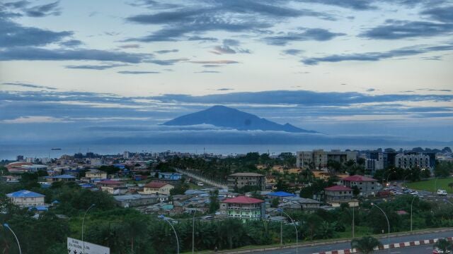 Monte Victoria de Camer&uacute;n visto desde Malabo, Guinea Ecuatorial. 