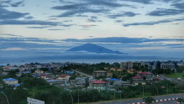 Monte Victoria de Camerún visto desde Malabo, Guinea Ecuatorial. Monte Victoria de Camerún visto desde Malabo, Guinea Ecuatorial.