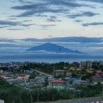Monte Victoria de Camer&uacute;n visto desde Malabo, Guinea Ecuatorial. 