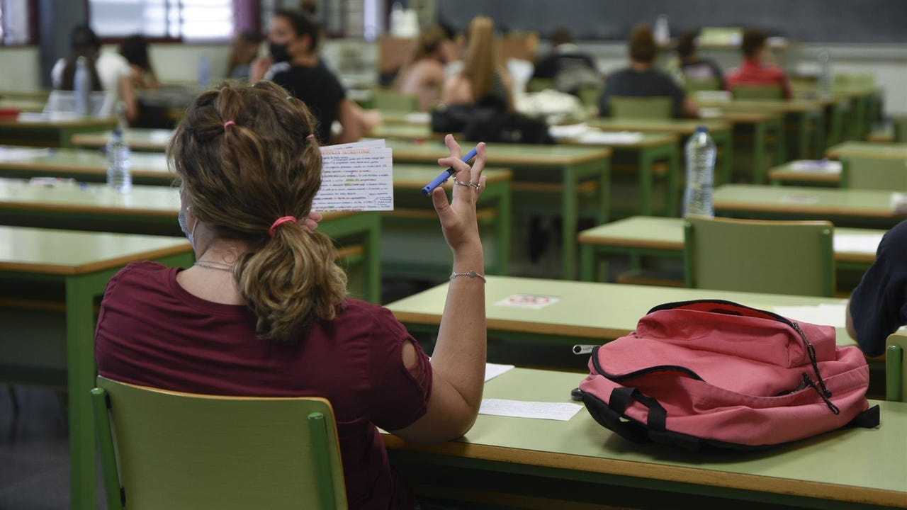 Educación pide que la nota de valenciano en la PAU no compute y demanda fijar el mismo número de exámenes que en las comunidades sin lengua cooficial