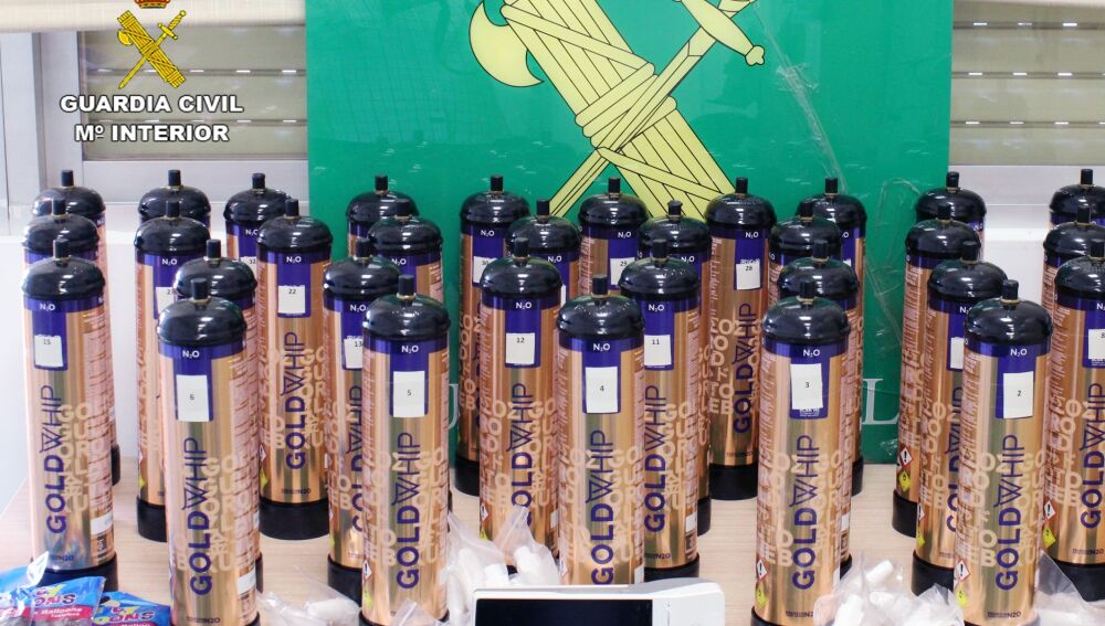 Sucesos.- La Guardia Civil detiene a un vecino de Murcia por transportar en un coche 34 botellas de 'gas de la risa'