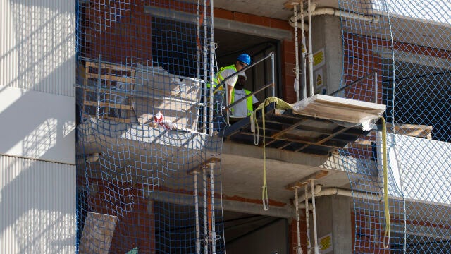Edificación y venta de viviendas de nueva construcción. 