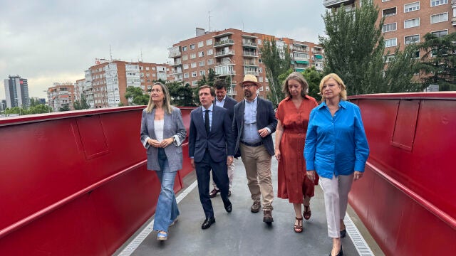 El alcalde de Madrid, José Luis Martínez-Almeida, visita la nueva pasarela peatonal que el Ayuntamiento ha construido sobre la A-2