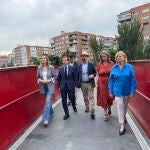El alcalde de Madrid, José Luis Martínez-Almeida, visita la nueva pasarela peatonal que el Ayuntamiento ha construido sobre la A-2