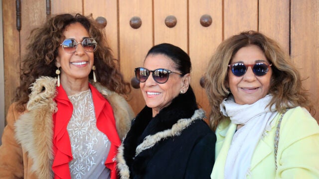  Carmen Flores junto a sus sobrinas, Lolita y Rosario, en una imagen de archivo