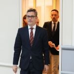 El ministro de Justicia, Félix Bolaños, y, detrás, el secretario de Estado de Justicia, Manuel Olmedo, a su entrada en la comisión de Justicia del Senado