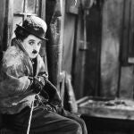 Estrenada en 1925 en Estados Unidos, 'La Quimera del Oro' ('The Gold Rush') narra las desventuras del entrañable vagabundo Charlot