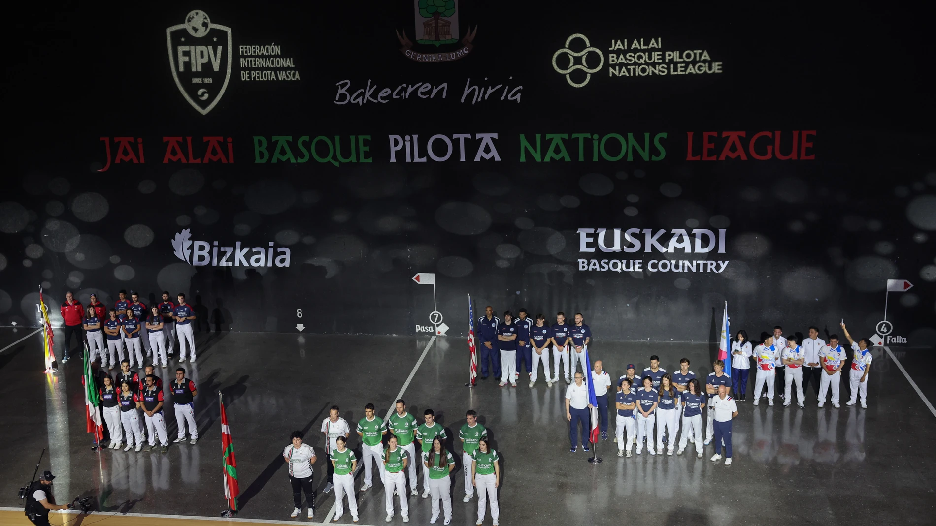 GERNIKA (BIZKAIA), 02/06/2025.- Las selecciones participantes durante la Liga de Naciones de Pelota Vasca este lunes en Gernika. EFE/Luis Tejido