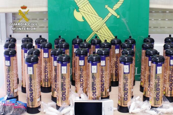 La Guardia Civil detiene a un vecino de Murcia por transportar en un coche 34 botellas de 'gas de la risa'