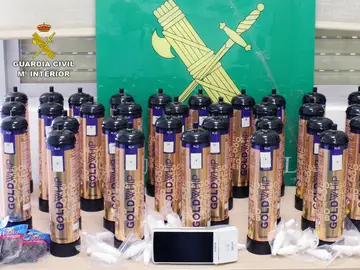 La Guardia Civil detiene a un vecino de Murcia por transportar en un coche 34 botellas de 'gas de la risa' La Guardia Civil detiene a un vecino de Murcia por transportar en un coche 34 botellas de 'gas de la risa'