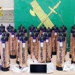 La Guardia Civil detiene a un vecino de Murcia por transportar en un coche 34 botellas de 'gas de la risa'
