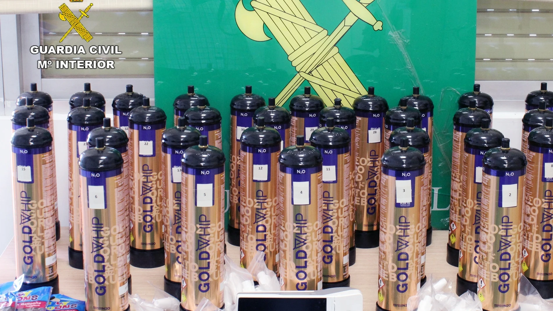 La Guardia Civil detiene a un vecino de Murcia por transportar en un coche 34 botellas de 'gas de la risa'