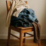 Qué significa acumular a menudo ropa en la silla, según la psicología
