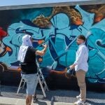 Más de cien artistas urbanos decoran el dique de La Curra, en Cartagena