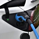 Un coche de Tesla cargando
