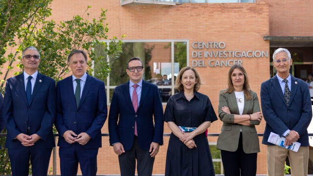 Xosé Bustelo, Gracía, Carbayo, Juan Manuel Corchado, Eloisa del Pino, Rocío Lucas; y Eugenio Santos, antes de participar en el 25 Aniversario del centro