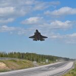 Uno de los aviones despegando desde una autopista