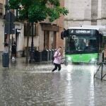 Caos en Valladolid: Una tromba de agua deja turismos atrapados e inundaciones en comercios, garajes y calles