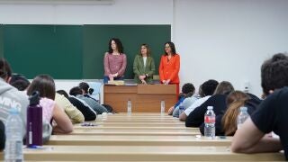 La consejera de Educaci&oacute;n, Roc&iacute;o Lucas, da la bienvenida junto a la vicerrectora de Estudiantes y Empleabilidad de la Universidad de Valladolid, Cristina de la Rosa, a los nuevos universitarios