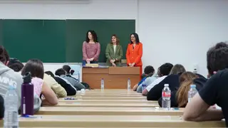 La consejera de Educación, Rocío Lucas, da la bienvenida junto a la vicerrectora de Estudiantes y Empleabilidad de la Universidad de Valladolid, Cristina de la Rosa, a los nuevos universitarios La consejera de Educación, Rocío Lucas, da la bienvenida junto a la vicerrectora de Estudiantes y Empleabilidad de la Universidad de Valladolid, Cristina de la Rosa, a los nuevos universitarios